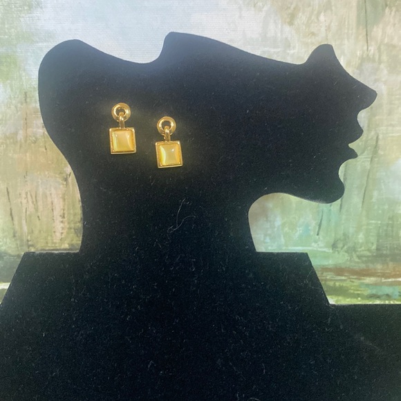 Jewelry - NWOT Gold Tone Earrings